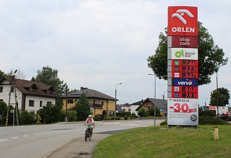 I díky prodloužení snížených sazeb DPH na potraviny a pohonné hmoty jsou nákupy a tankování v Polsku stále výhodné. 1. srpna 2022.
