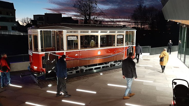 Nábřeží Olzy v Těšíně má novou dominantu. Je jí replika tramvaje, která před více než 100 lety spojovala nádraží s náměstím v dnešní polské části města.
