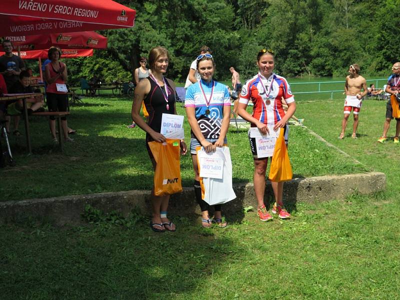 Na start 7. ročníku Albrechtického sprint triatlonu se v sobotu za krásného slunečného počasí postavilo 53 závodníků z toho 9 žen.