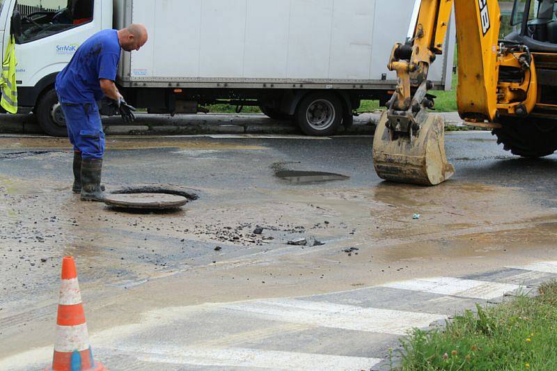 Havárie vodovodního potrubí komplikuje dopravu v Havířově-Šumbarku a zásobování sídlišť pitnou vodou.