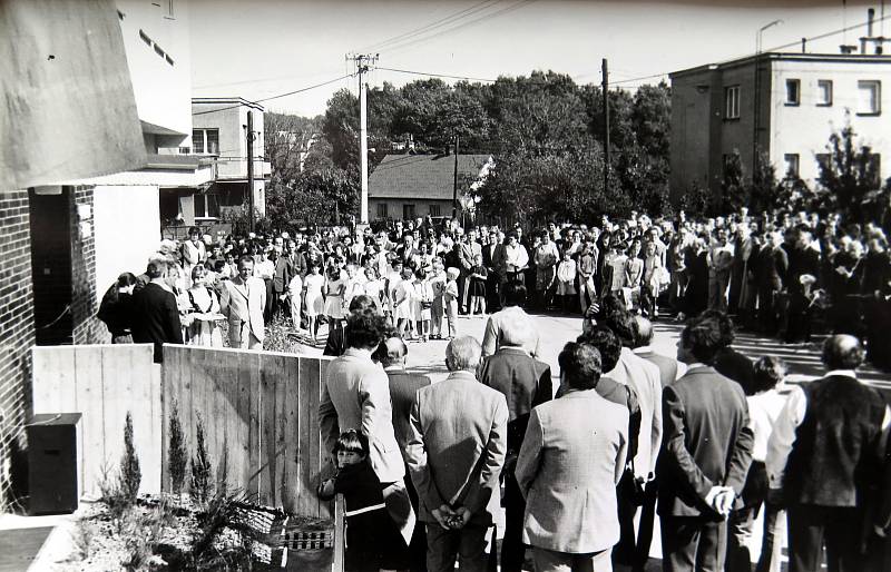 Slavnostní otevření Domu PZKO v Havířově-Bludovicích v roce 1985. Z původní budovy zůstaly jen základy.