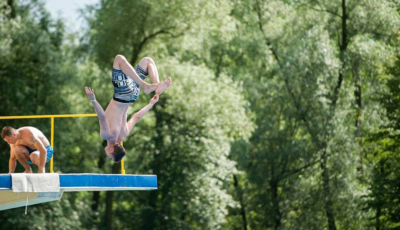 Na letním koupališti v Havířově po roce opět trénují nejlepší čeští skokani. 