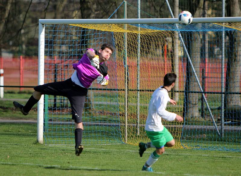 Fotbalisté Stonavy (žluté dresy) porazili doma kolegy z havířovských Datyní.