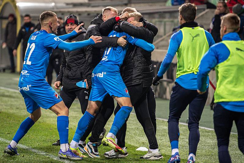Utkání 12. kola první fotbalové ligy: MFK Karviná - Baník Ostrava, 24. listopadu 2021 v Karviné. (střed) Jiří Klíma z Ostravy oslavuje s týmem gól.