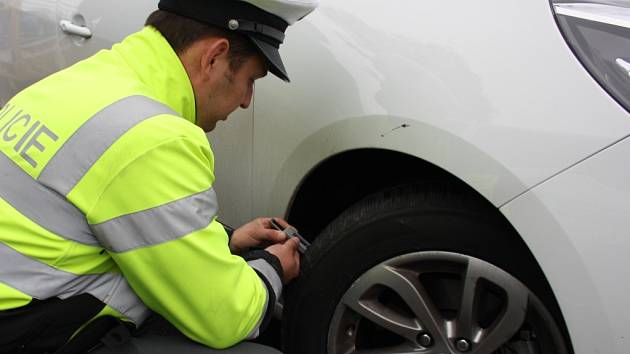 Lidé si mohli nechat policisty přeměřit hloubku dezénu ve svých pneumatikách. 