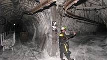 Podzemí Karvinska je doslova prošpikováno důlními chodbami, a to v několika patrech nad sebou. Nejsou to přitom žádné nízké štoly, ale široké a vysoké tunely s kolejovou nebo závěsnou dopravou, pásovými dopravníky a množstvím potrubí. 
