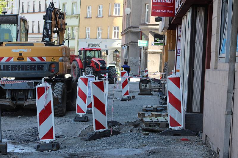 Nádražní ulice 10. května 2022. V části před vlakovým nádražím běží práce naplno. Tamní obchodníci si stěžují, že jim rozkopaná ulice bere zákazníky.