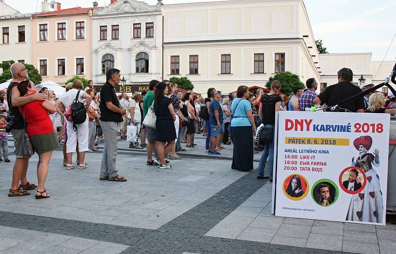 Tata Bojs, Májovák a všeobecné veselí. První den oslav dopadl na výbornou.