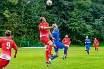 Fotbalisté Baníku Albrechtice (v červeném) prohráli v září zápas 6. kola I.A třídy, skupiny B, v Horní Suché 0:2.