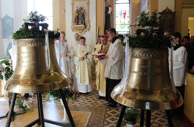 Zastupující biskup ostravsko-opavský Martin David v sobotu v kostele v Horní Suché požehnal třem novým zvonům, které si farnost pořídila.