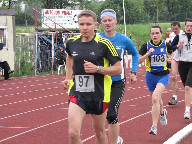 Jäklácká hodinovka na havířovském atletickém stadionu. 