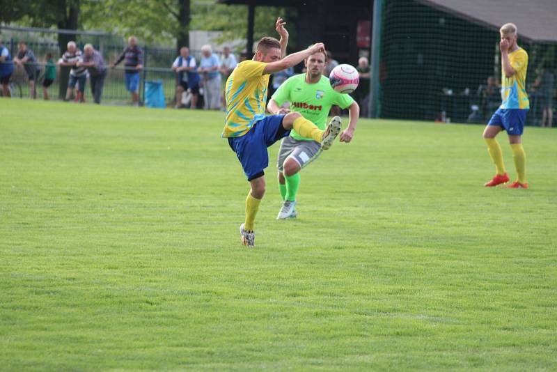 Fotbalisté Petrovic (v zeleném) na úvod krajského přeboru vyhráli nad Datyněmi 3:1.