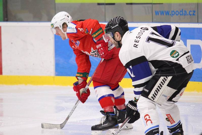 Hokejisté Havířova (v bílém) s Porubou prohráli 1:2.