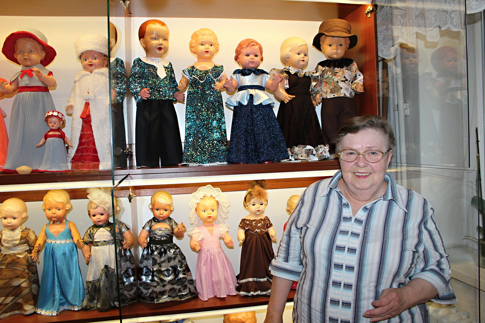 Žádné Barbie od Mattela, Olga z Karviné šije krásné šaty historickým  panenkám - Karvinský a havířovský deník