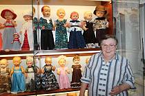 Paní Olga Kniezková má netradičního koníčka: šije panenkám oblečení.