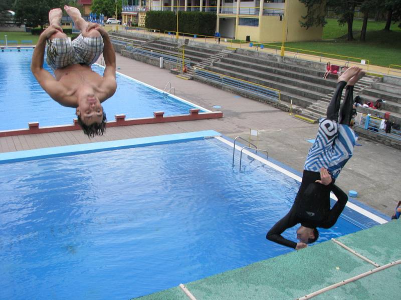 Skoky ze skokanské věže havířovského koupaliště v podání členů HighJump Czech Teamu.  