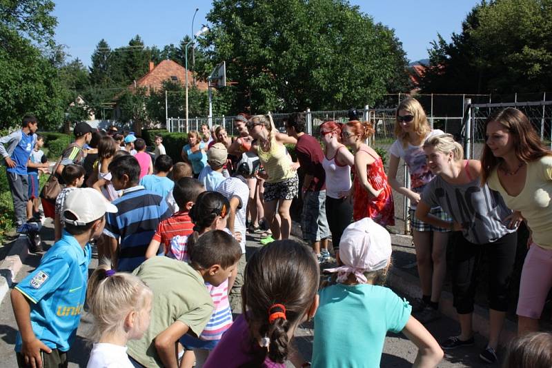 Letní tábor pořádaný dobrovolnickou organizací ADRA v zakarpatském Mukačevě. 