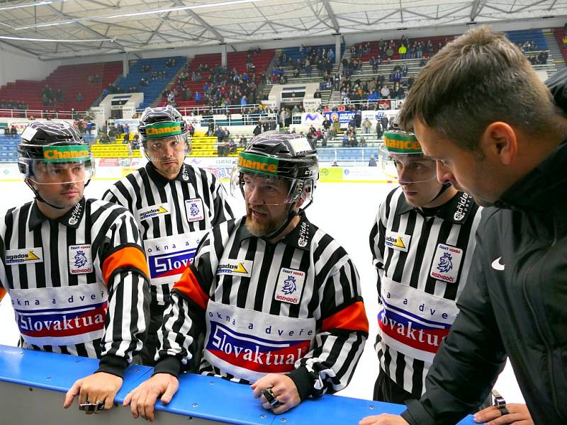 Havířov vs. Frýdek-Místek (v červeném).