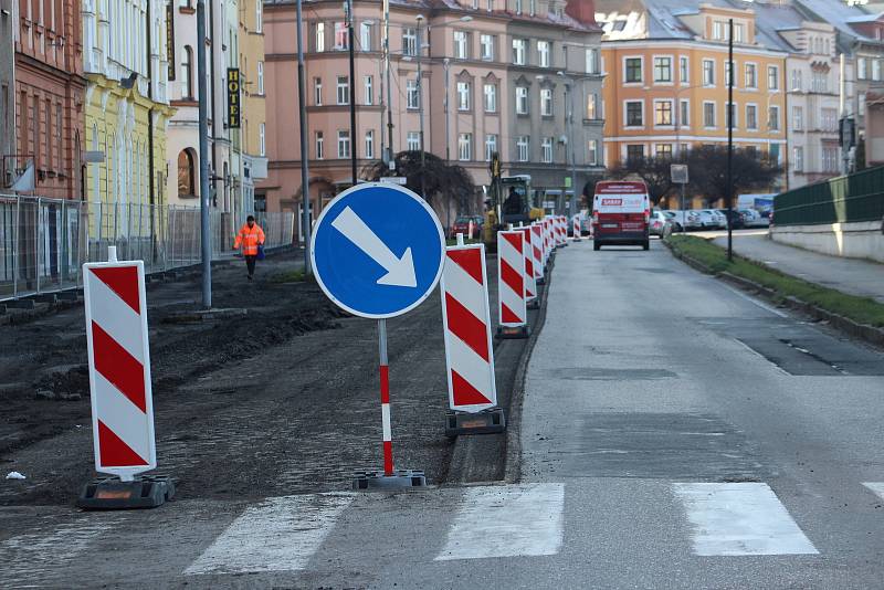 Po Nádražní ulici v Českém Těšíně se jezdí jednosměrně. Začala tam revitalizace a přeměna v částečnou pěší zónu. Práce potrvají do podzimu.