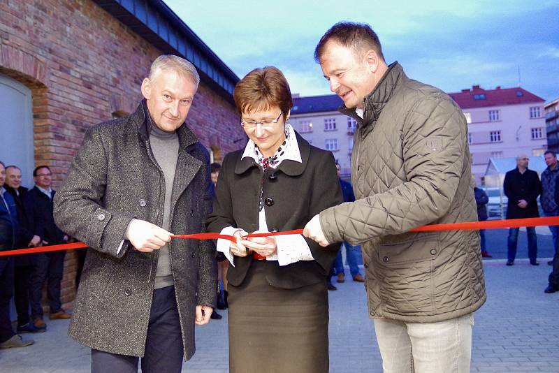 Prázdné budovy bývalých papíren v centru Českého Těšína se proměnily v centrum služeb a obchodu. Kromě toho tam budou i ordinace lékařů. Parkoviště v areálu nabízí 78 míst.