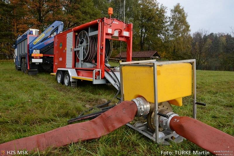 Cvičení hasičů při simulovaném požáru plynu s dálkovou dopravou vody. 