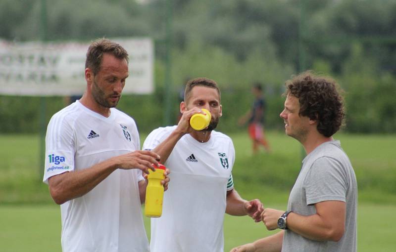 Fotbalisté Karviné (v bílém) si na Slovensku zahráli se Zlatými Moravci. Prohráli 2:3.