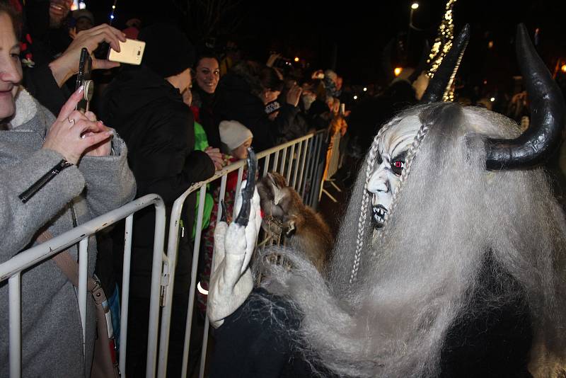 Čertovská krampus show v centru Orlové brala v neděli dech.