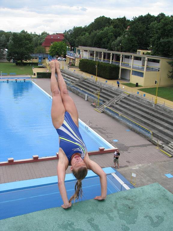 Skoky ze skokanské věže havířovského koupaliště v podání členů HighJump Czech Teamu.  