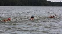 Závod v dálkovém plavání na Těrlické přehradě. 