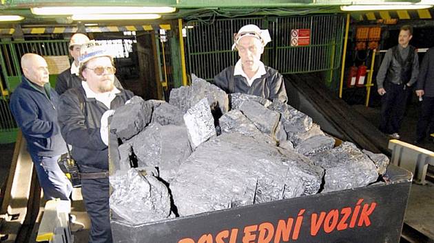Poslední vozík černého uhlí vytěženého na Dole Dukla v Havířově.