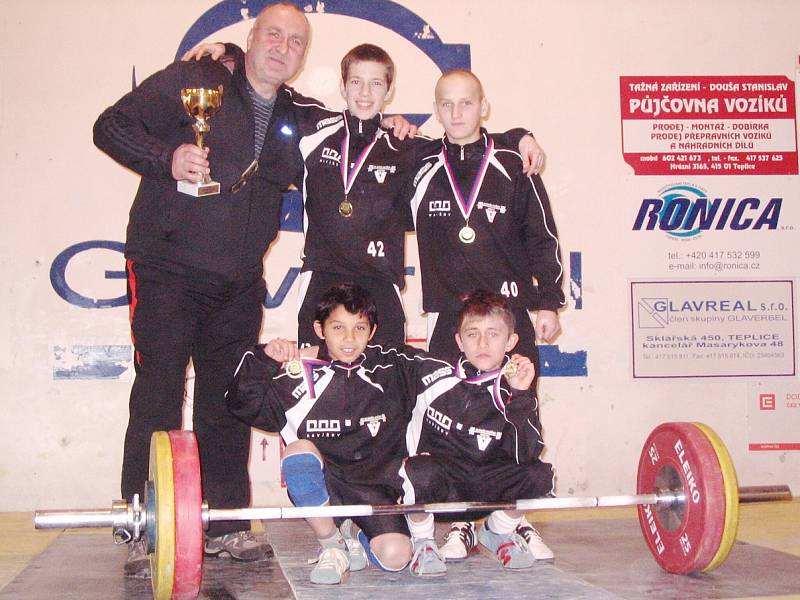 Mistři republiky v kategorii starších žáků. Nahoře trenér Khek, Dučay a V. Moskal, v podřepu Polák a M. Moskal.