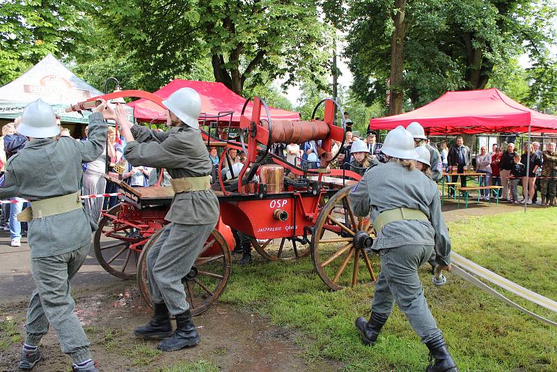 O Pohár hasičských veteránů se v Dolních Marklovicích utkalo osm týmů z České republiky i z Polska.