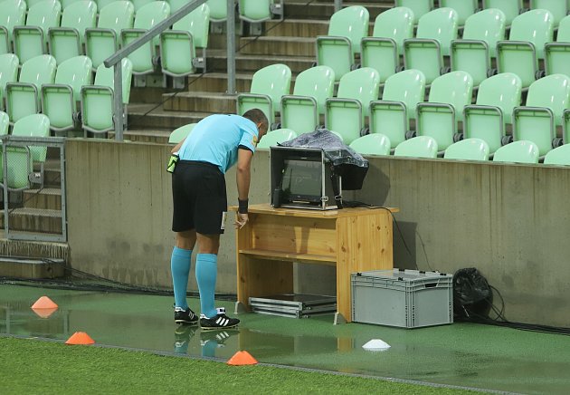 Karviná (v bílém) podlehla Spartě 1:4 po rozdílných poločasech.