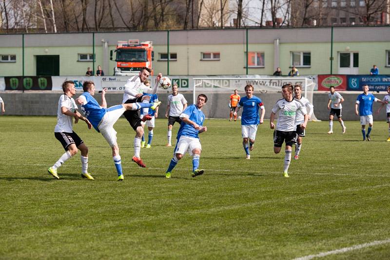 Z utkání Karviná (v bílém) - Vlašim 2:0.