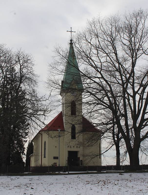 Hornická obec Stonava před 30 lety doslova vstala z popela. Dnes má necelých 2000 obyvatel a velmi dobrou infrastrukturu. Evangelický kostel.