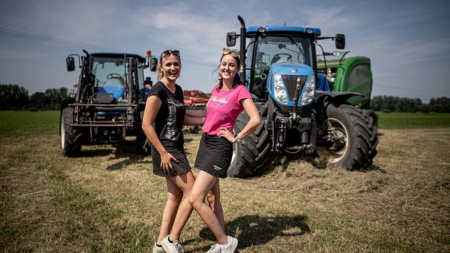 Kamarádky z Ostravy, Michaela Kolářová (vlevo) a Kateřina Tempírová, jezdí s traktory po polích jako zkušení fachmani   obdělávají půdu, 18. srpna 2022, Ostrava.