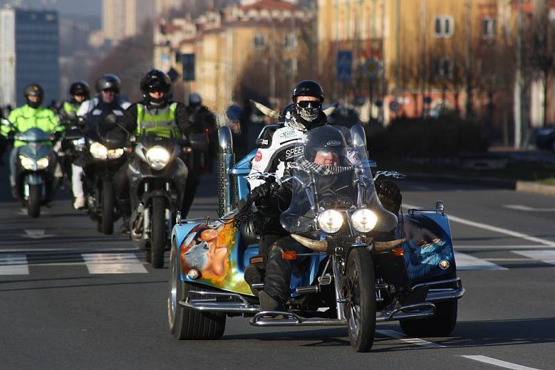 Vánoční vyjížďka motorkářů v Havířově. 