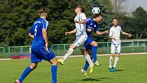 Petrovičtí fotbalisté (v modrém) nestačili na Přerov.