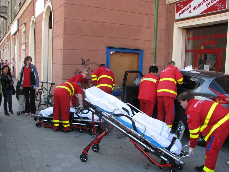 Auto vjelo v centru města na chodník a zranilo chodce. 