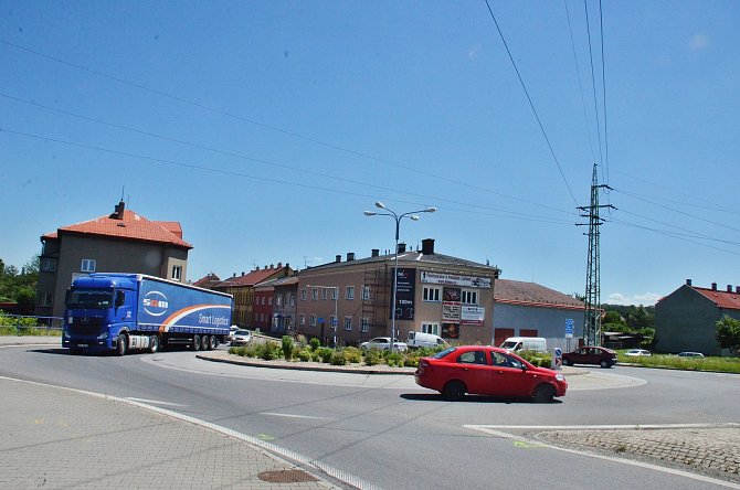 Kruhový objezd v Bohumíně Skřečoni se bude v červenci opravovat. Řidiči musejí do centra po objížďkách.