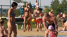 Karvinské koupaliště praskalo v pondělí, kdy teploty šplhaly ke čtyřicítce, ve švech. Řada návštěvníků byla tradičně z Polska.