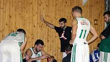 Basketbalisté Karviné (v bílém) schytali od VŠB Ostrava debakl.