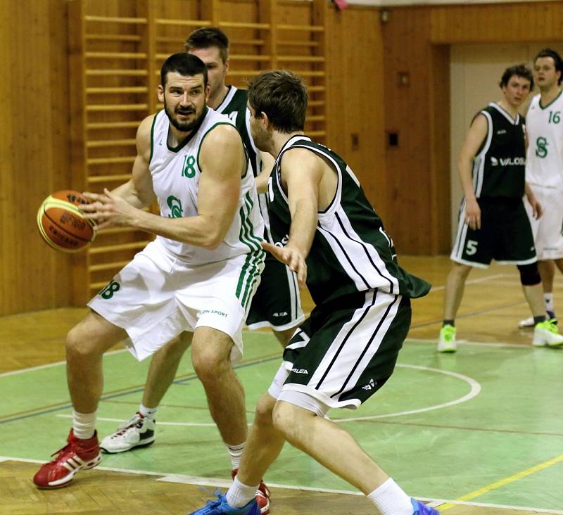 Basketbalisté Karviné (v bílém) zvládli víkend proti těžkým soupeřům z Brna.