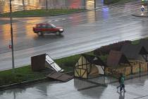 Prudký vítr zničil stánek Velikonočního městečka v centru Havířova. 