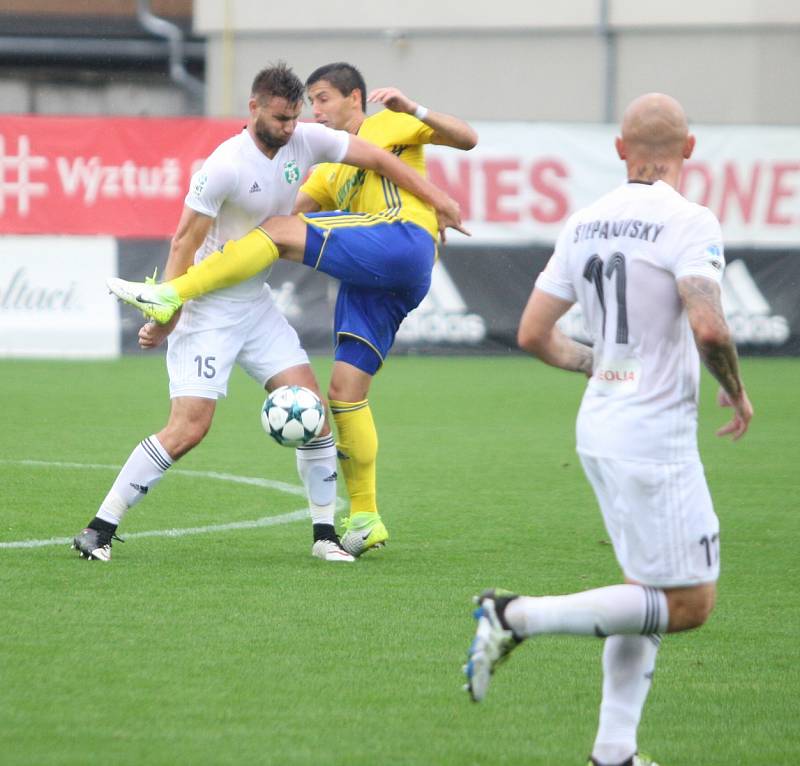 Karvinští fotbalisté (v bílém) prohráli ve Zlíně.