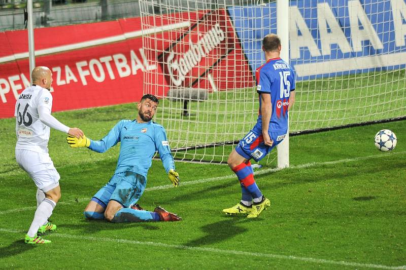 Karvinští fotbalisté (v bílém) statečně bojovali. Nestačilo to.