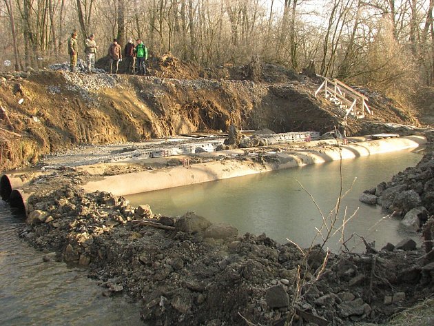 Rybáři kritizují průběh stavby v řece Lučině. 
