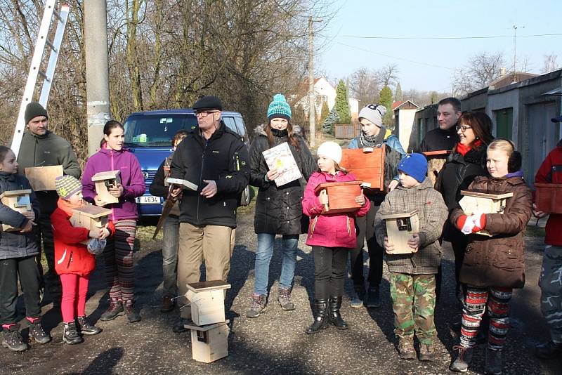 Děti z karvinské Stanice mladých přírodovědců rozmístily v okolí řeky Olše sedmnáct nových budek pro ptáky. Budkování se koná každý rok, instalují se budky nové a staré se kontrolují.