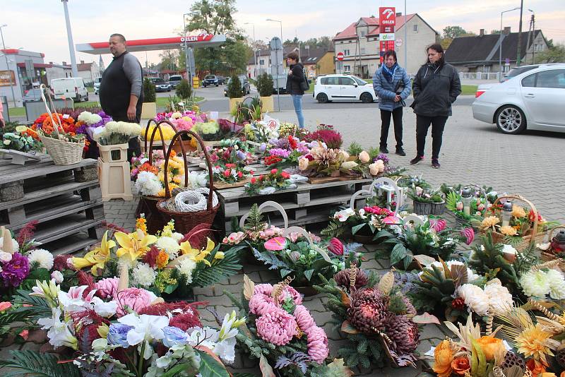 Tržiště v polských Chalupkách je jen pár stovek metrů za hranicí. Z velké části tam stále jezdí nakupovat Češi. Teď v říjnu nejčastěji dušičkové zboží a květiny.