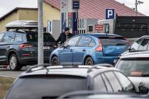 Fronta aut před benzínovou stanicí Orlen, 2. února 2022 v Chalupkách (PL). Motoristé využívají nízkých cen pohonných hmot.